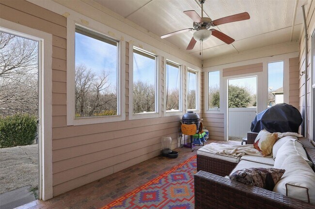 Building Photo - Beautiful house includes oversized covered Front Porch, features 4 Beds, 2 Baths, Study, Gameroom...