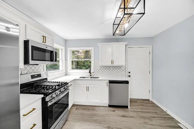 Building Photo - 627 W 43rd Pl