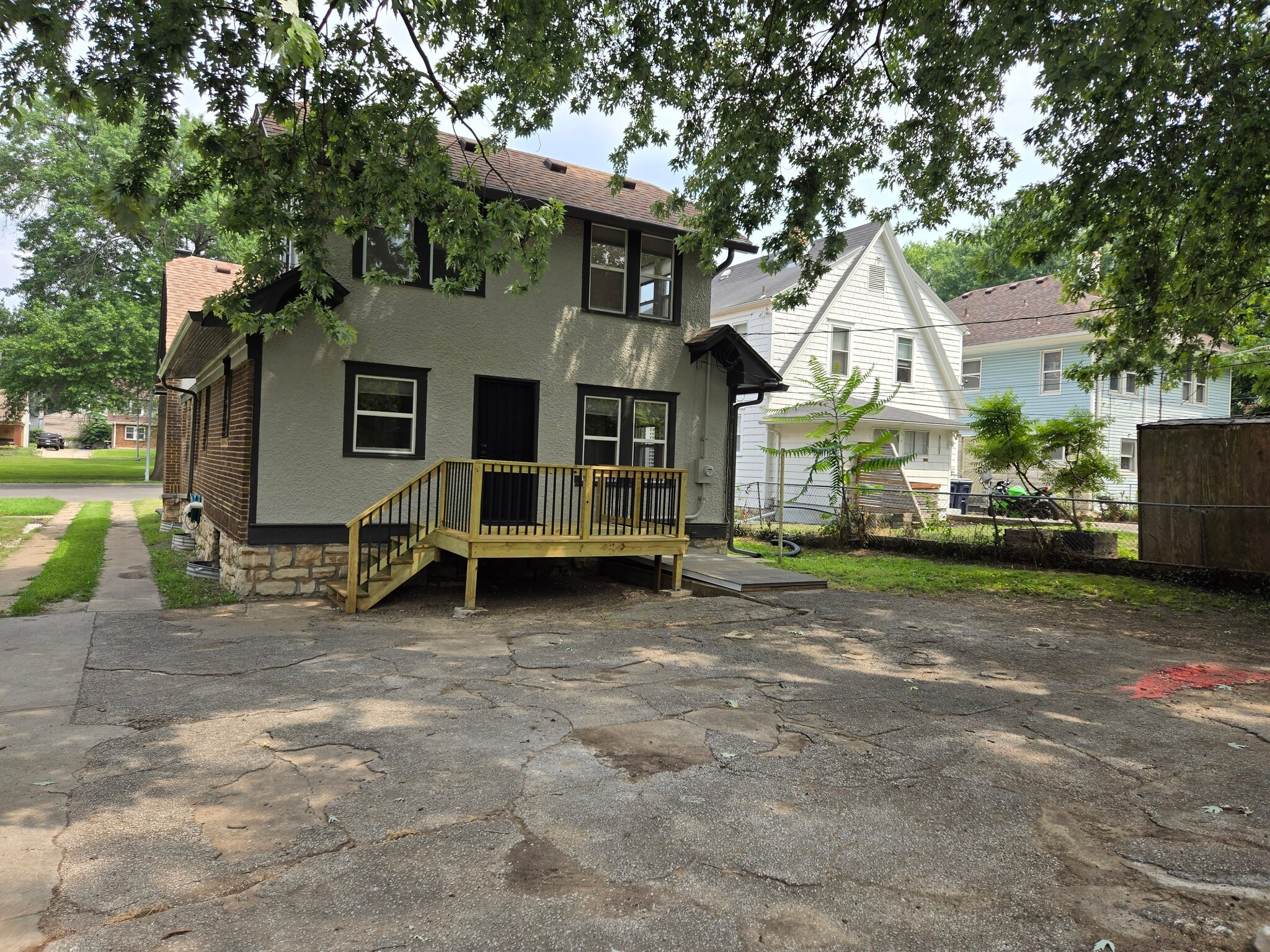 Back yard, surface parking, shared driveway - 5640 Paseo Blvd