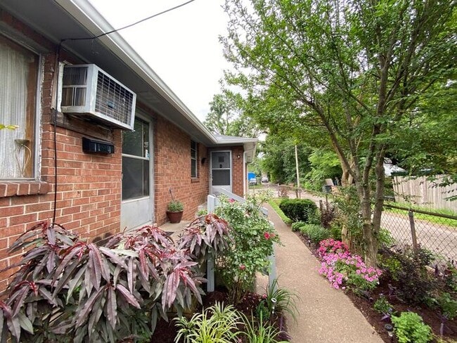 Building Photo - For Rent - 2 Bedroom Apartment Near Downto...