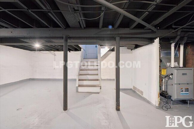 Building Photo - 1044 Hawk St