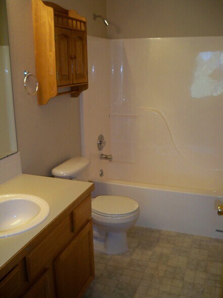 Building Photo - 850 S Overland Trl