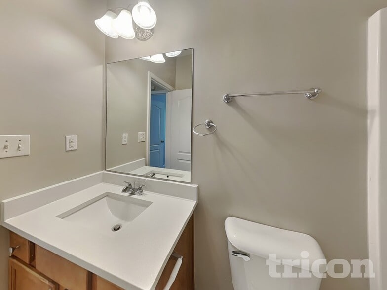 Building Photo - 2313 Temple View Dr