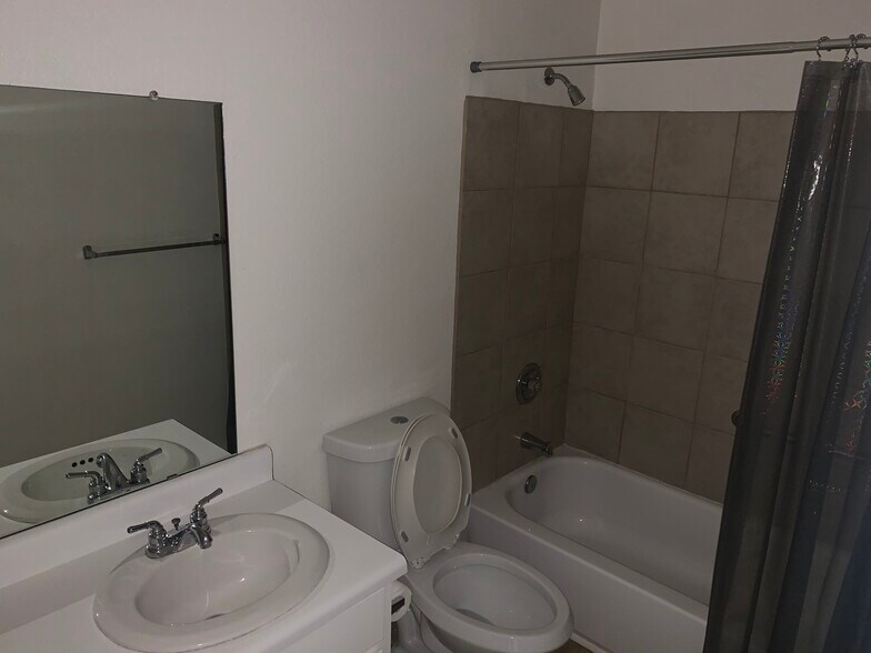 bathroom - 2008 Mesquite Ln