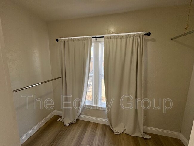 Building Photo - 209 E 11th St