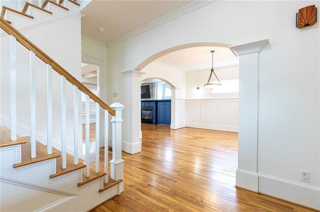 Building Photo - 2288 Oakview Rd NE