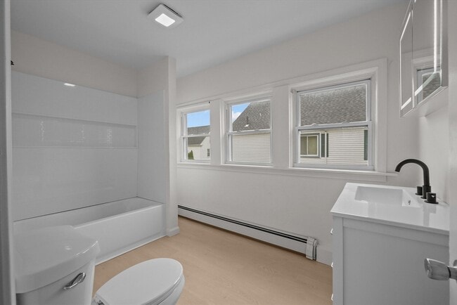 Building Photo - 6 Coffin Ave Ct