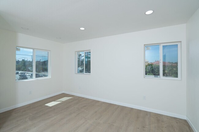Building Photo - 2400 Del Mar Ave