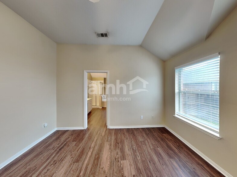 Building Photo - 2430 Fieldcrest Dr