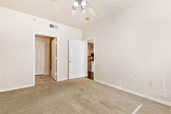 Building Photo - 3102 Kings Rd
