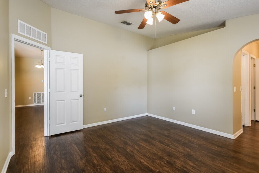 Building Photo - 448 Hammerstone Ave