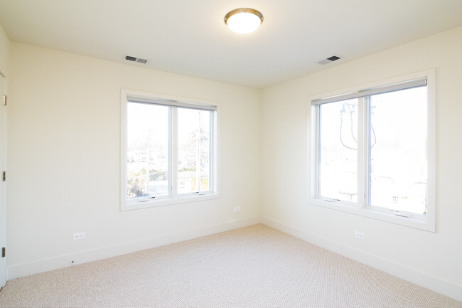 Building Photo - 1212 Vine Ave