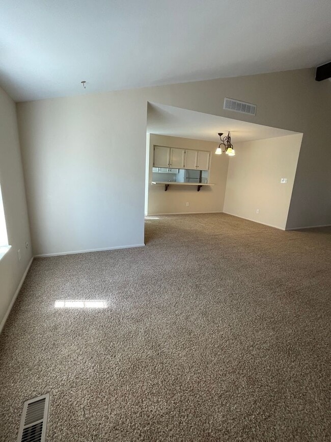 Building Photo - 2 Bedroom 1 Bath Condo Available April