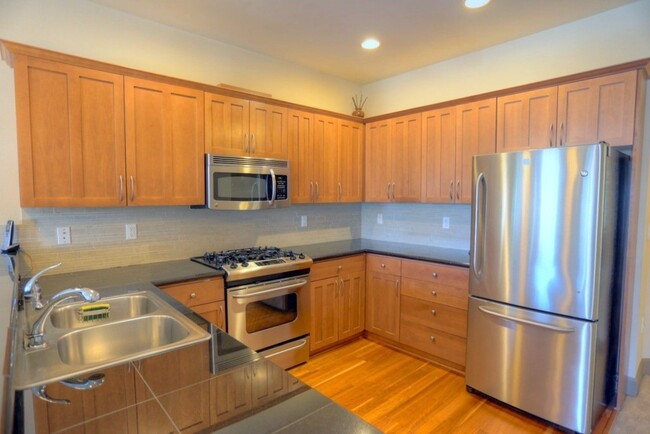 Building Photo - Luxury Bothell Townhome For Rent! 2 Car Ga...