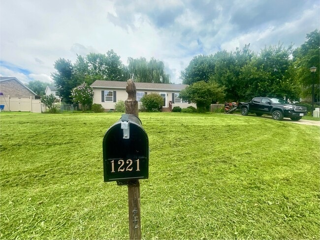 Primary Photo - 1221 Calina Ct
