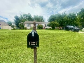 Building Photo - 1221 Calina Ct