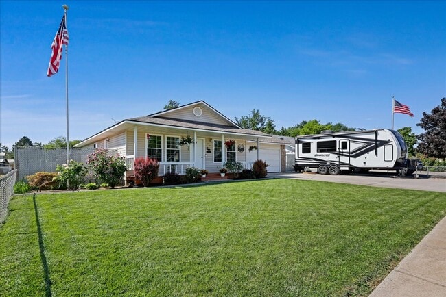 Primary Photo - 20 10th Ave N