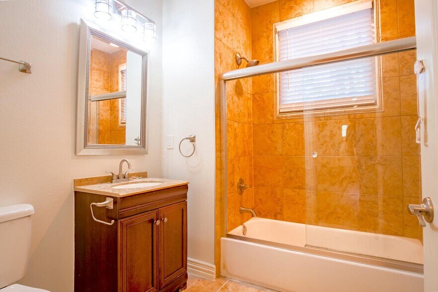Building Photo - Charming North Oak Cliff home near Bishop ...