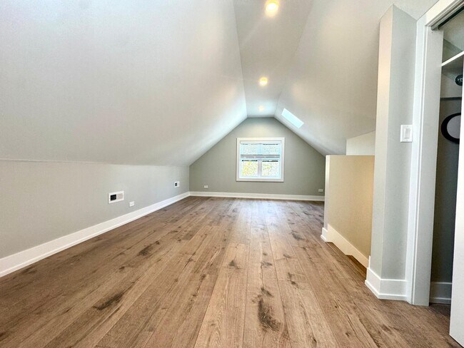 Building Photo - 1709 N Maplewood Ave