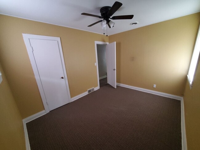 Building Photo - 3 Bedroom with open living room/kitchen/dining area, all on one floor including laundry!