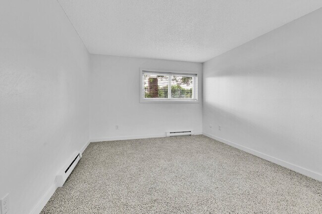 Building Photo - $1,895 - 2 Bed 2 Bath Condo in Aurora with...