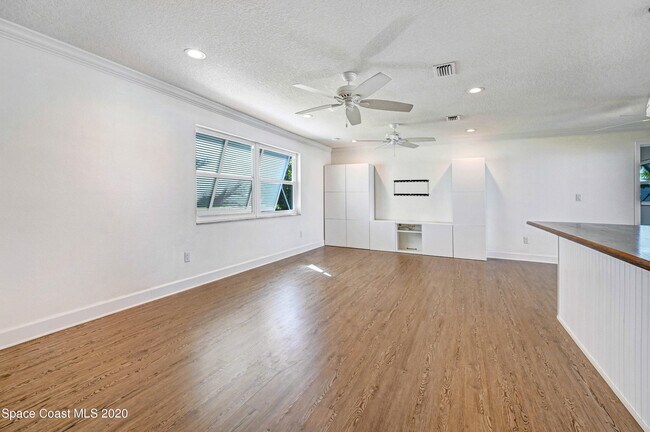 Building Photo - 409 Finch Dr