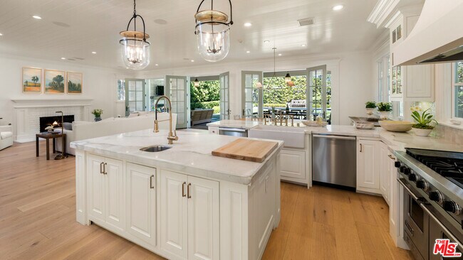 Building Photo - 146 N Carmelina Ave