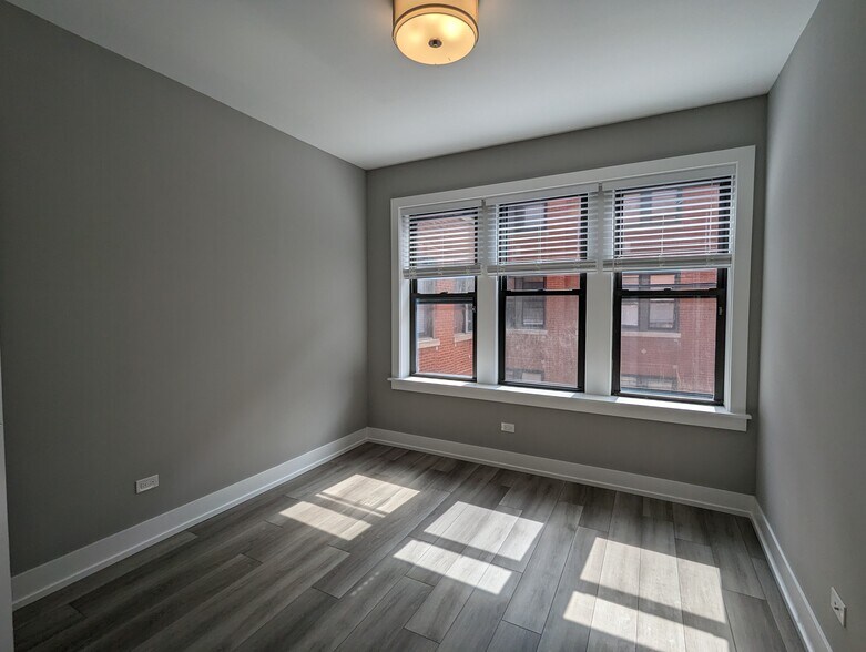 Building Photo - 3935 N Janssen Ave