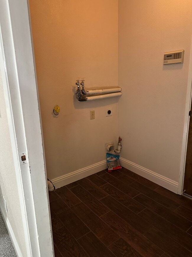 Building Photo - Beautifully maintained home in a peaceful setting