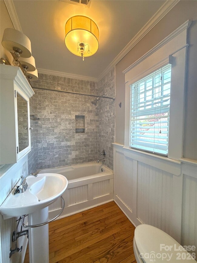 Building Photo - 421 Hawthorne Ln