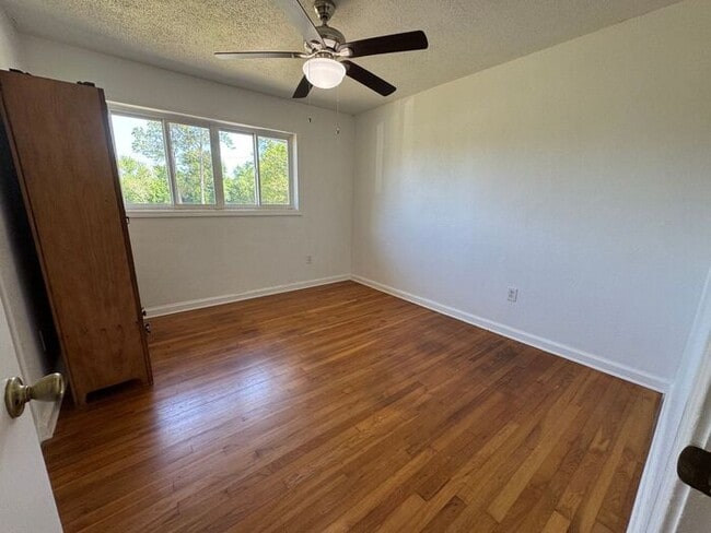 Building Photo - Pensacola - 2 bedroom, 2 bathroom w/ sunro...