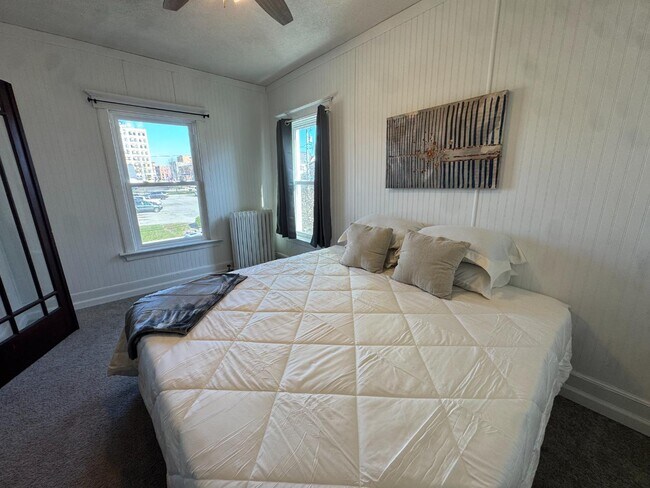 Building Photo - 504 N Roosevelt Ave