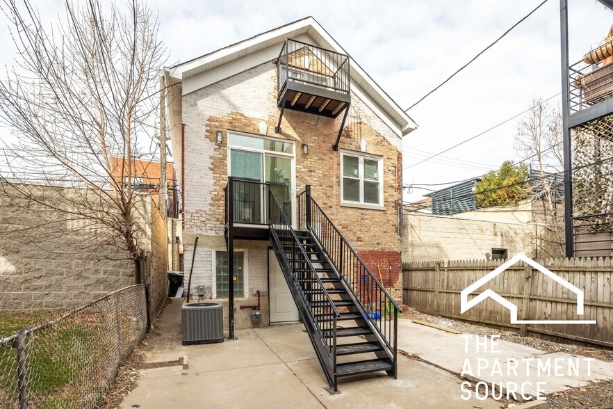 Building Photo - 858 N Paulina St