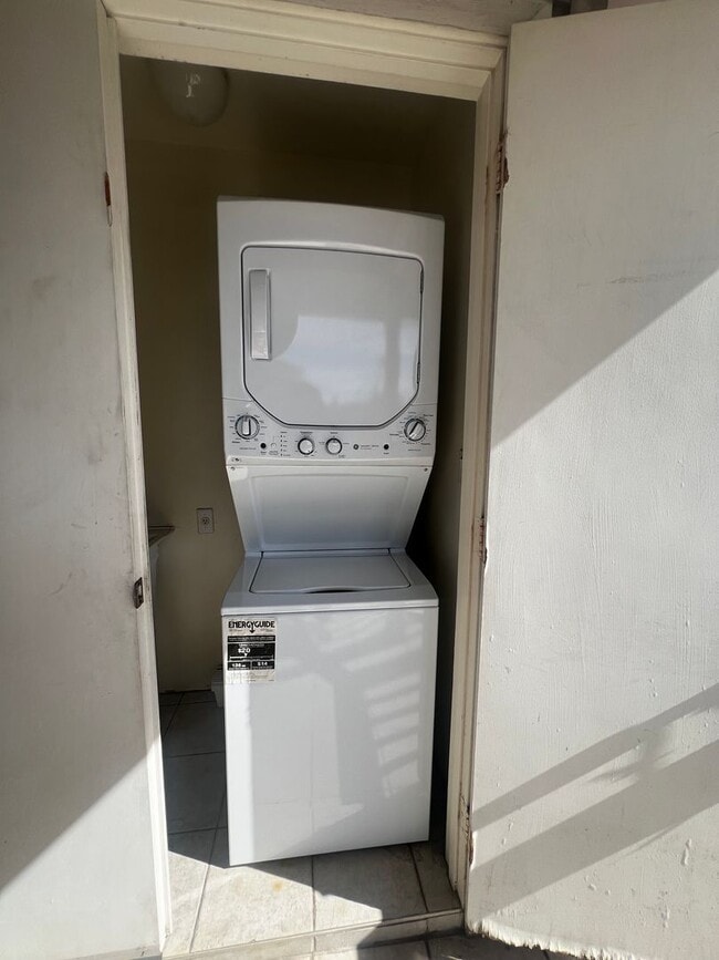 Building Photo - Highly Desired 2 bedroom, 1 bath, 2 parkin...