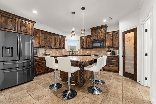 Building Photo - 1400 N Redondo Ave