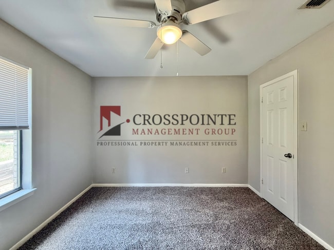 Building Photo - 3 Bedroom, 2 Bathroom Duplex!
