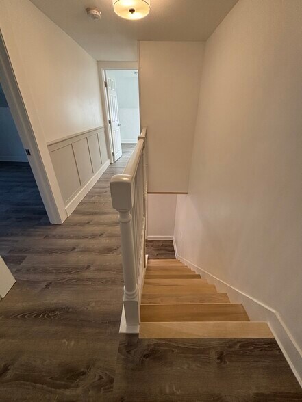 Building Photo - 1744 Farmington Ave