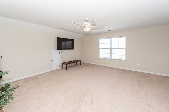 Building Photo - 4 Bedroom, 2.5 Bathroom Home in Brownswood...