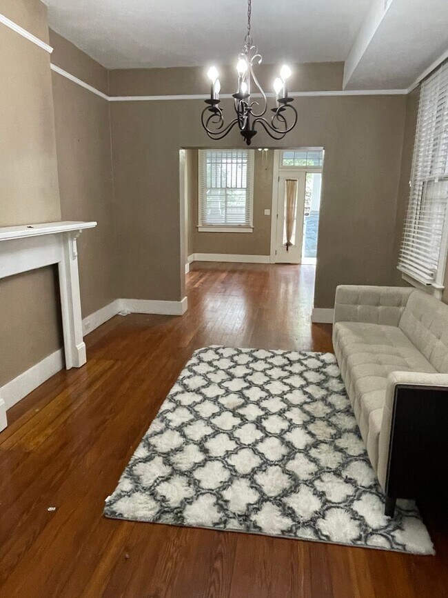 Building Photo - Huge 2BD/2.5BA Uptown, with a Yard, Central Air/Heat, and W/D in Unit