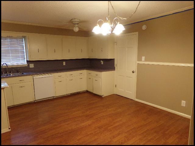 Building Photo - 5800 N Walnut Rd