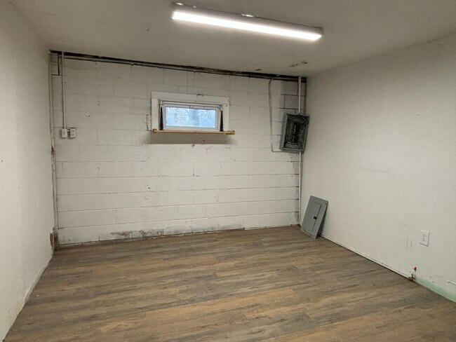 Building Photo - $625 OFF FIRST MONTH'S RENT! Charming 2-Bed, 1-Bath Single-Family Home in Indianapolis!