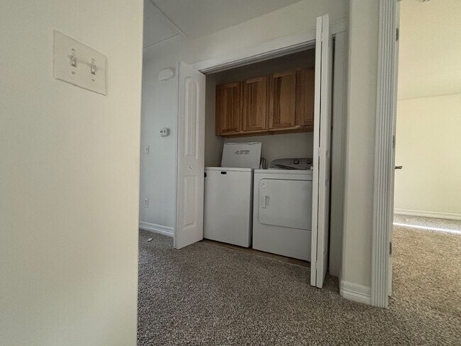 Building Photo - 4 Bedroom 3.5 Bath Townhouse Near Dell Range Blvd.