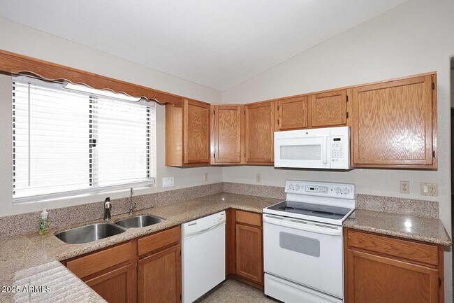 Building Photo - 4331 E Siesta Ln