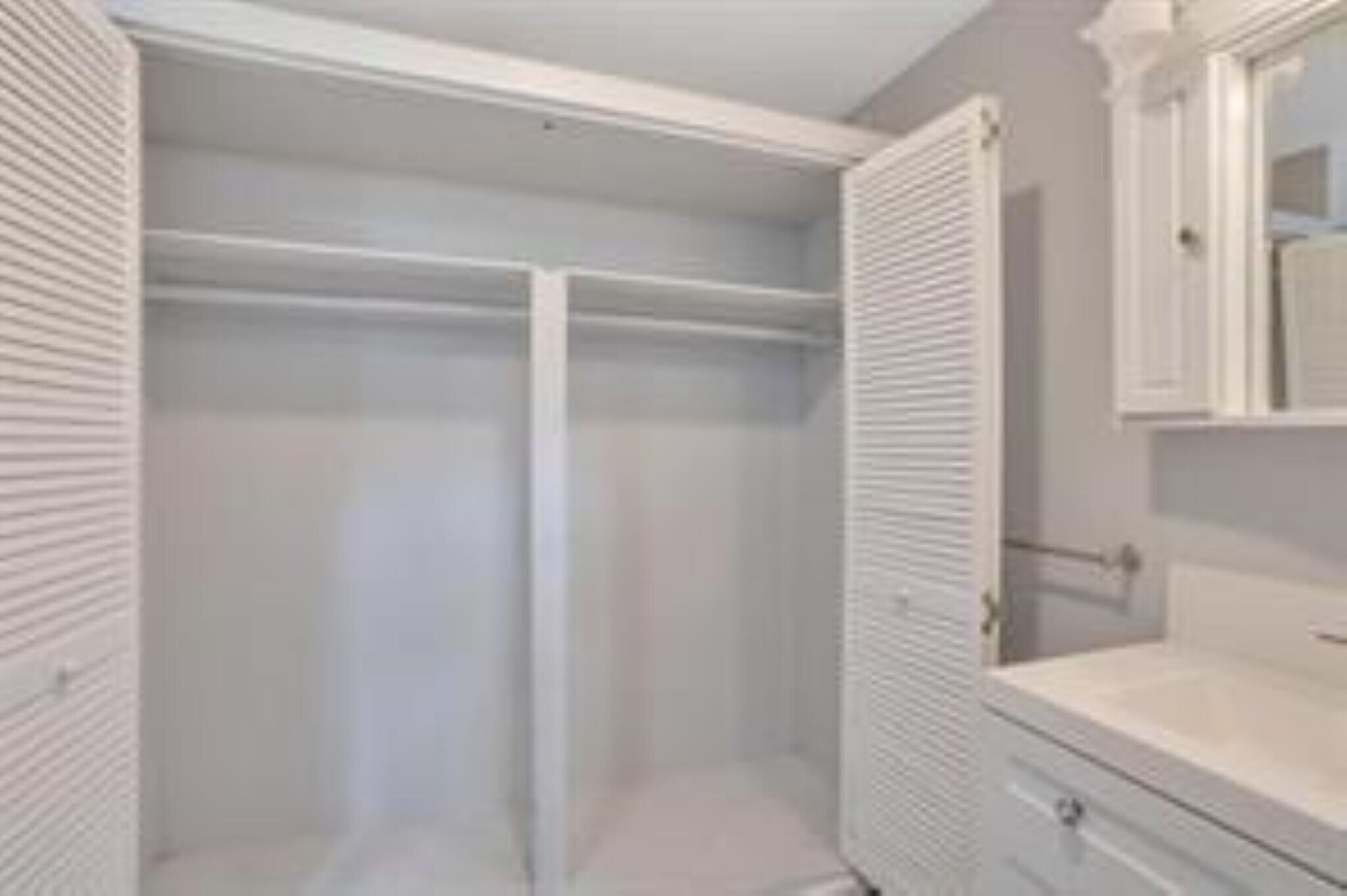 Building Photo - 4228 N Ocean Dr