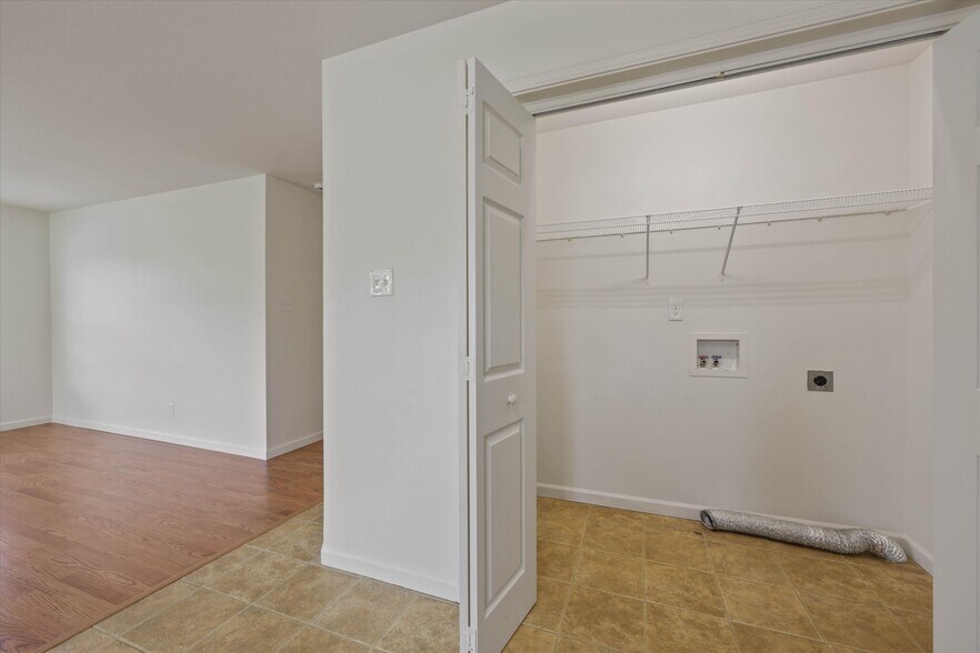 Building Photo - 206 W Edison St