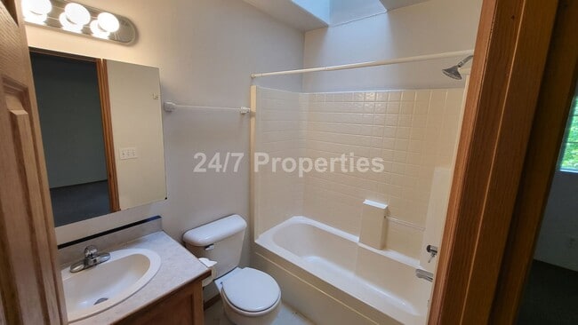 Building Photo - Cozy 1 BD | 1.5 BA Townhome with Patio - G...