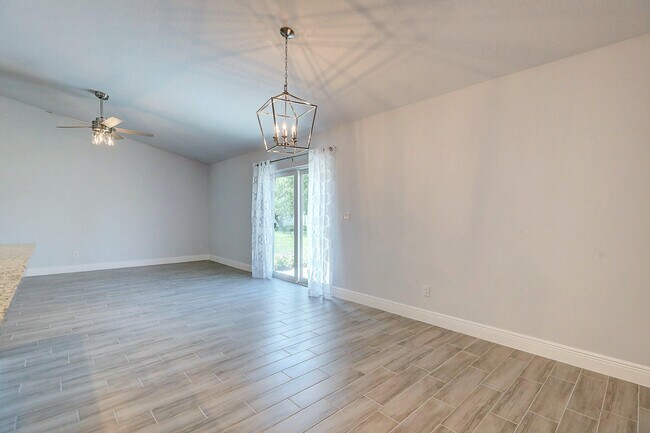 Building Photo - 2352 SW Plum Ct