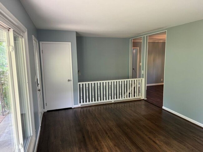 Building Photo - NOW AVAILABLE! RENT READY!!