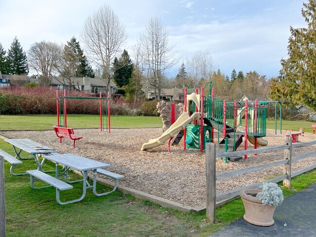 Building Photo - Charming 3bd/2bth Rambler in Tam o'Shanter in Redmond $3,795/mo