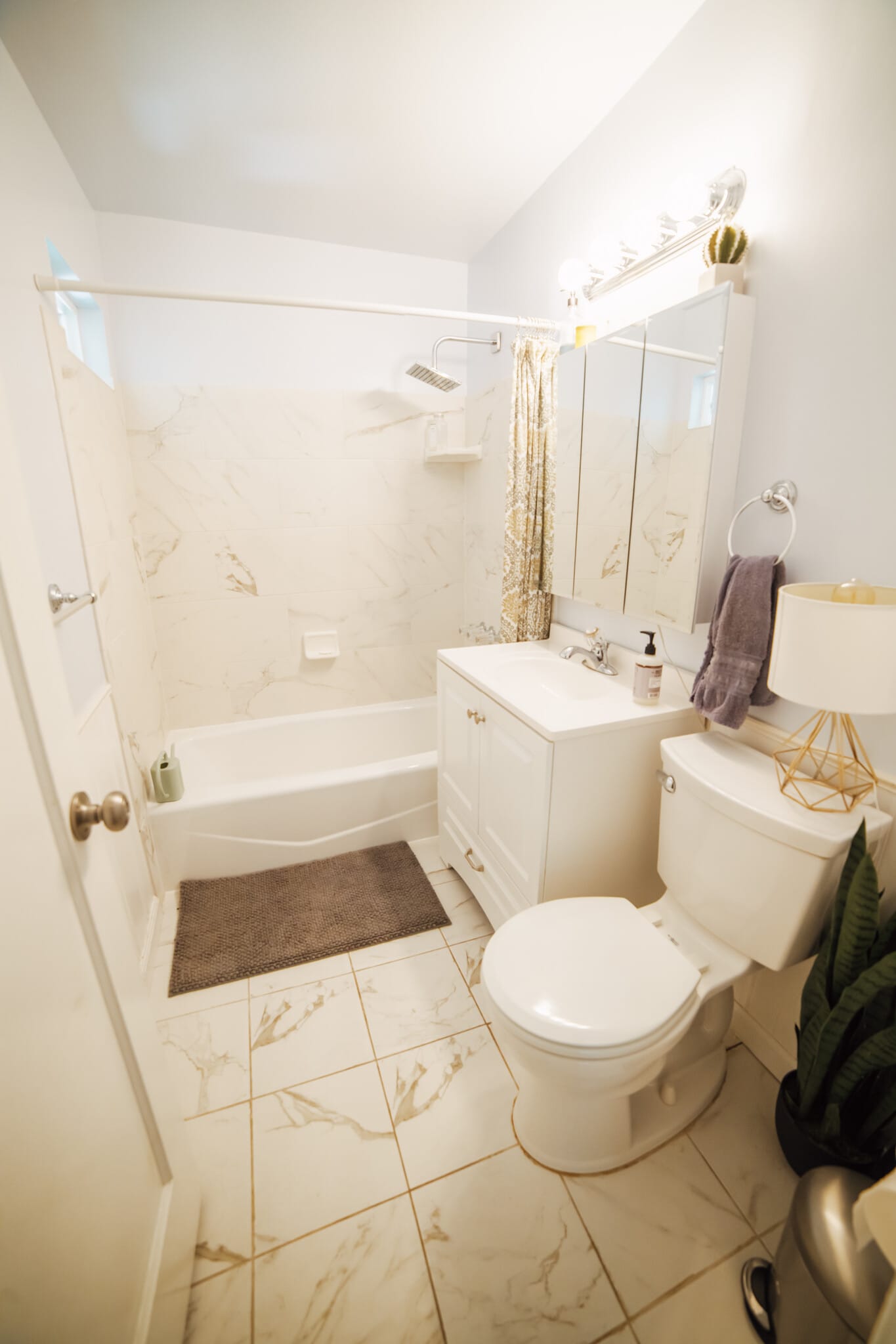 Guest bathroom - 60 Vivian Dr